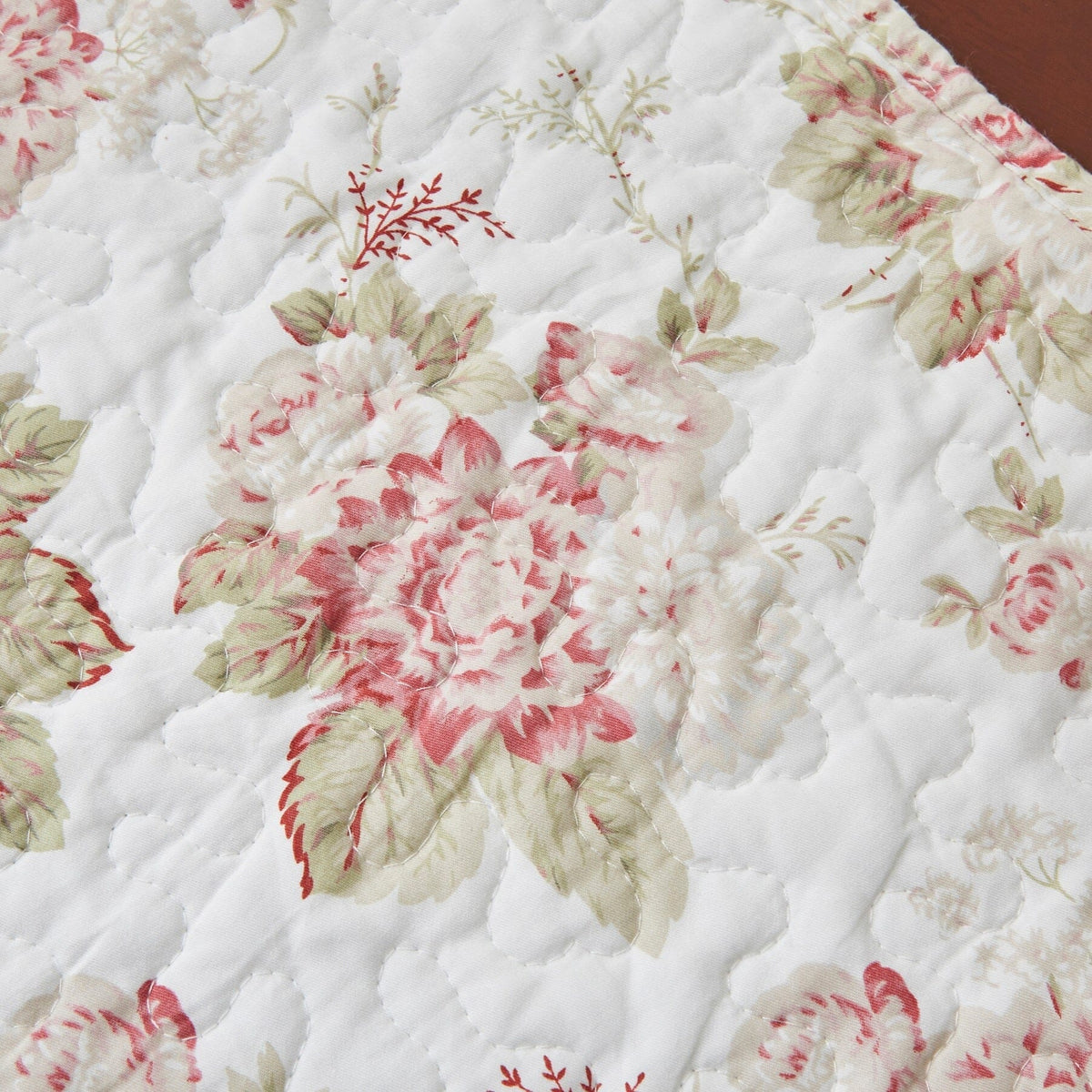 DaDa Set of 4-Pieces Dainty Cottage Floral Roses Quilted Cotton Dining Table Placemat