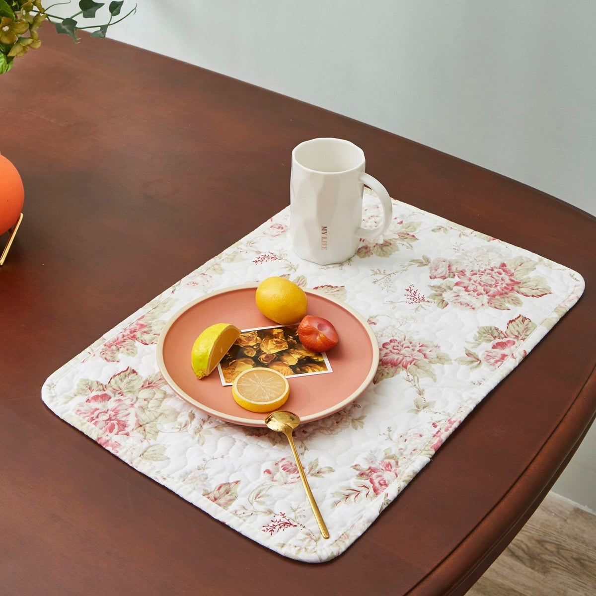 DaDa Set of 4-Pieces Dainty Cottage Floral Roses Quilted Cotton Dining Table Placemat